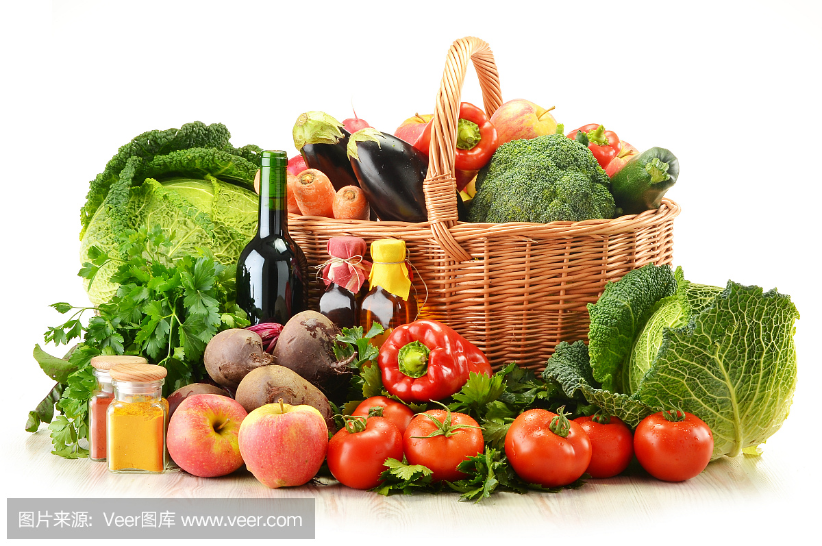 用生蔬菜和柳條籃子分開(kāi)的白色
